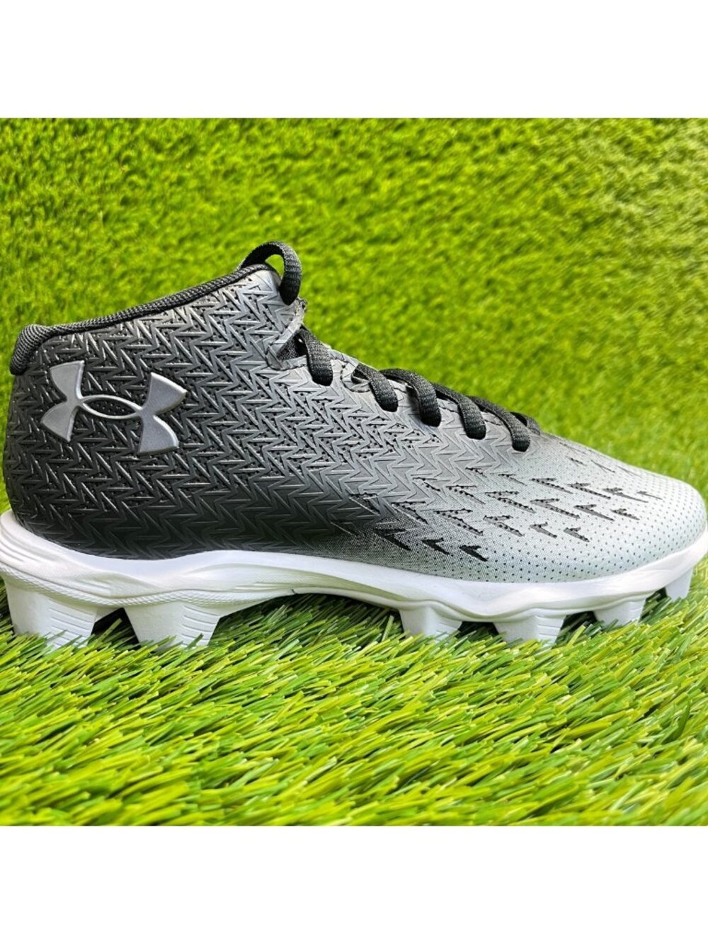 Under Armour Spotlight Franchise 4 RM Boys Size 4Y Black White Football Cleats